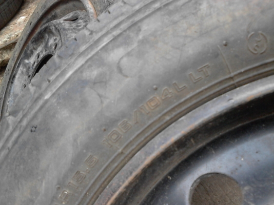 ล้อขนาด 4 ล้อกลาง 15.5   106/104L  มี 4 ล้อ TEL.081-427-3941