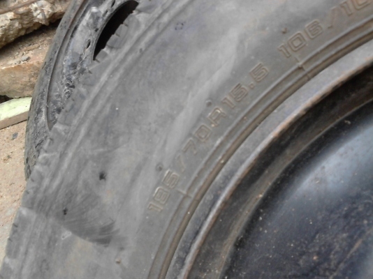 ล้อขนาด 4 ล้อกลาง 15.5   106/104L  มี 4 ล้อ TEL.081-427-3941