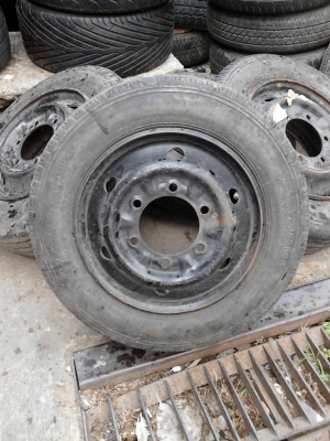 ล้อขนาด 4 ล้อกลาง 15.5   106/104L  มี 4 ล้อ TEL.081-427-3941