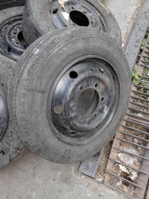 ล้อขนาด 4 ล้อกลาง 15.5   106/104L  มี 4 ล้อ TEL.081-427-3941