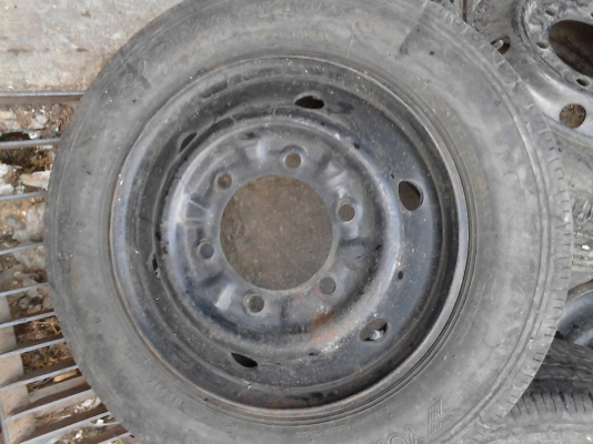 ล้อขนาด 4 ล้อกลาง 15.5   106/104L  มี 4 ล้อ TEL.081-427-3941