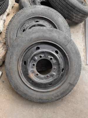 ล้อขนาด 4 ล้อกลาง 15.5   106/104L  มี 4 ล้อ TEL.081-427-3941