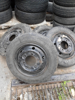 ล้อขนาด 4 ล้อกลาง 15.5   106/104L  มี 4 ล้อ TEL.081-427-3941