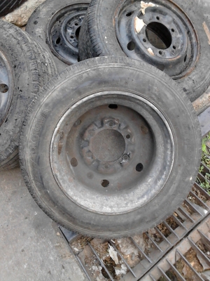 ล้อขนาด 4 ล้อกลาง 15.5   106/104L  มี 4 ล้อ TEL.081-427-3941