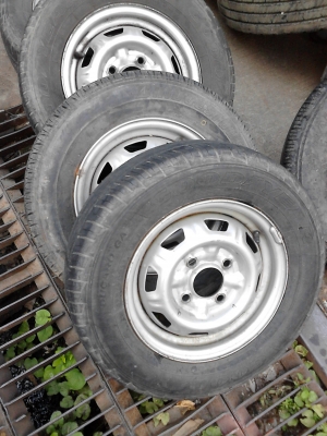 ล้อ ขอบ 13   175/70R13  มี 4 ล้อ  TEL.081-427-3941