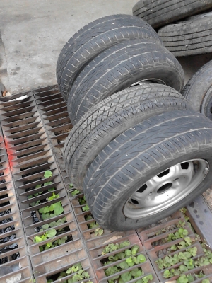 ล้อ ขอบ 13   175/70R13  มี 4 ล้อ  TEL.081-427-3941