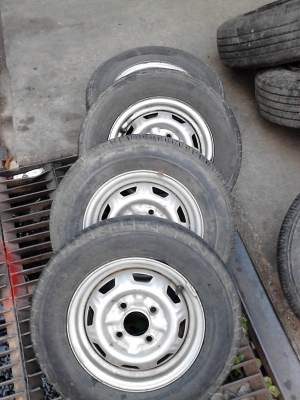 ล้อ ขอบ 13   175/70R13  มี 4 ล้อ  TEL.081-427-3941