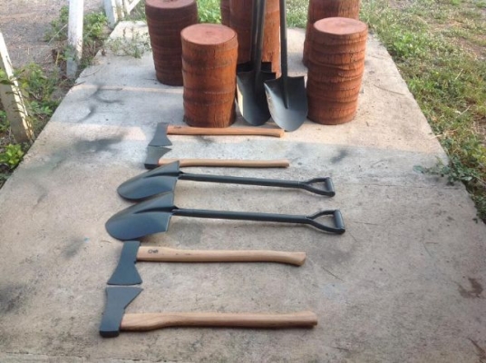 ขวานกับพลั่ว สำหรับแต่งรถจิ๊ป