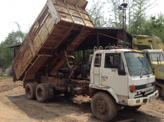 ขาย ISUZU ROCKY FXZ13NFY เครื่อง 6SA1 210 แรงม้า  เกียร์ Easton คัสซีสวย กระบะไม่สวยต้องเก็บงาน หัวเก๋งบางเดิมมีผุนิดหน่อย ทะเบียนชุดโอนครบ