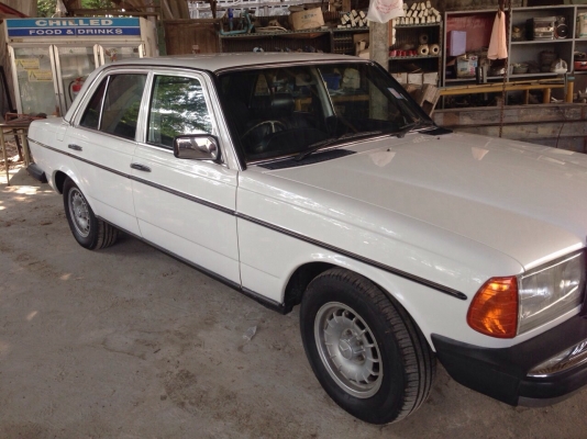 ขายรถรุ่นเก่าน่าสะสม BENZ 300 D  สภาพสวยๆ พร้อมใช้งาน สนใจมาคุยกัน (ขายแล้ว)