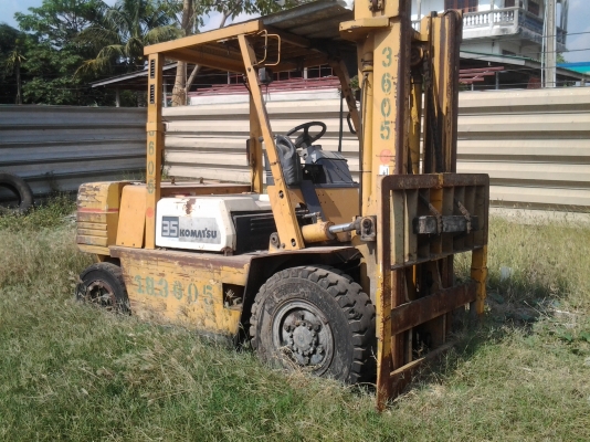 ขายโฟคลิฟ มี 4 คัน ครับ 3.5 ตัน 2 คัน เป็นเครื่องยนต์ 6 สูปดีเซล ขายคันละ 190,000 บาท เป็นไฟฟ้า 2 คัน 3 ตัน เสา 3 เมตร พร้อมใช้งาน ขายคันละ 160,000 บาท หากเอา 4 คัน คิด ราคา 600,000 บาท