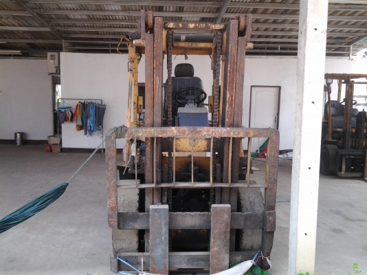 ขายโฟคลิฟ มี 4 คัน ครับ 3.5 ตัน 2 คัน เป็นเครื่องยนต์ 6 สูปดีเซล ขายคันละ 190,000 บาท เป็นไฟฟ้า 2 คัน 3 ตัน เสา 3 เมตร พร้อมใช้งาน ขายคันละ 160,000 บาท หากเอา 4 คัน คิด ราคา 600,000 บาท