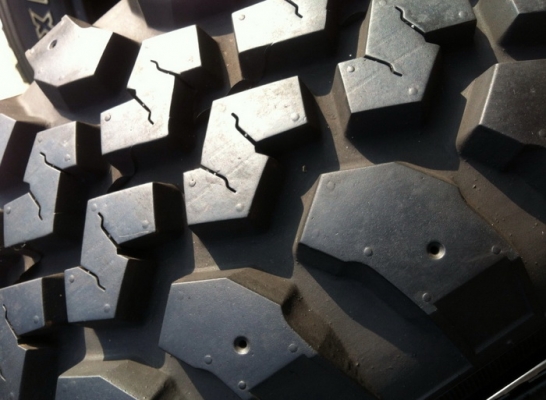 ยางMud mt754 245 75 r16 ปลายปี13 ตุ่มหน้ายางยังอยู่ ขายถูก