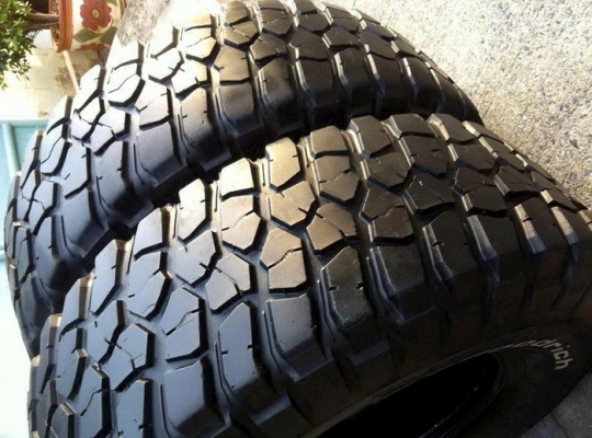 ขายยาง BF Goodrich Mud-Terrain KM2  285 75 r16  มี2เส้น