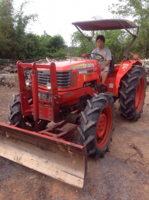 รถแทรกเตอร์คูโบต้า m5000 สภาพดีมากๆ  เดิมๆ  พร้อมใช้งาน ไปใช้ไม่ผิดหวัง  สภาพเดิมทั้งคัน มีผานดันหน้า เเละ ผานไถ  เเละ จอบหมุน