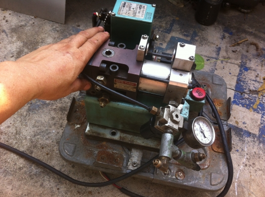 ปั๊มไฮดรอลิกแบบใช้ลมขับ ยี่ห้อ SR  PUMP  ตัวเล็กใช้งานง่าย มีวาล์วไฟฟ้าควบคุมและปรั้บตั้งแรงดันได้ในตัว