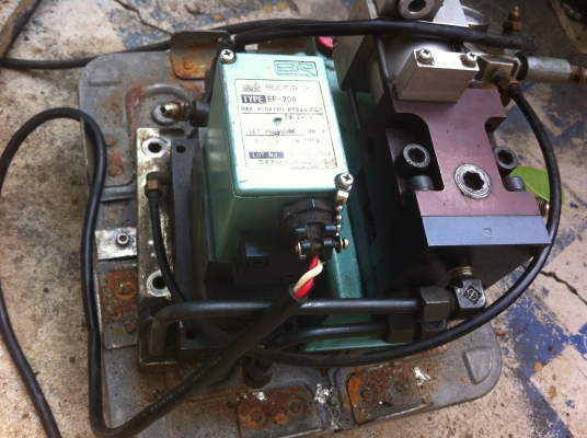 ปั๊มไฮดรอลิกแบบใช้ลมขับ ยี่ห้อ SR  PUMP  ตัวเล็กใช้งานง่าย มีวาล์วไฟฟ้าควบคุมและปรั้บตั้งแรงดันได้ในตัว