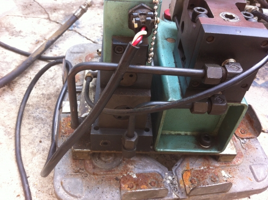 ปั๊มไฮดรอลิกแบบใช้ลมขับ ยี่ห้อ SR  PUMP  ตัวเล็กใช้งานง่าย มีวาล์วไฟฟ้าควบคุมและปรั้บตั้งแรงดันได้ในตัว