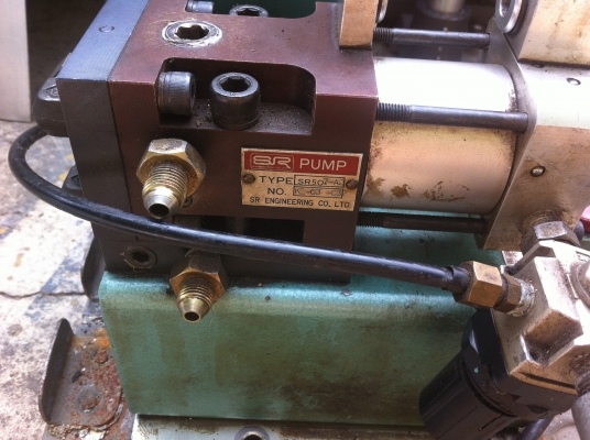 ปั๊มไฮดรอลิกแบบใช้ลมขับ ยี่ห้อ SR  PUMP  ตัวเล็กใช้งานง่าย มีวาล์วไฟฟ้าควบคุมและปรั้บตั้งแรงดันได้ในตัว