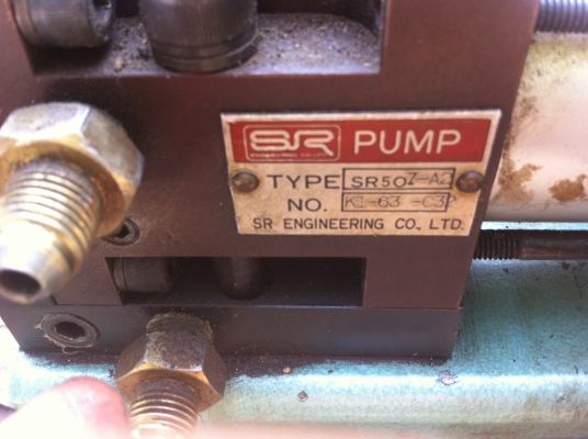 ปั๊มไฮดรอลิกแบบใช้ลมขับ ยี่ห้อ SR  PUMP  ตัวเล็กใช้งานง่าย มีวาล์วไฟฟ้าควบคุมและปรั้บตั้งแรงดันได้ในตัว