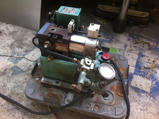 ปั๊มไฮดรอลิกแบบใช้ลมขับ ยี่ห้อ SR  PUMP  ตัวเล็กใช้งานง่าย มีวาล์วไฟฟ้าควบคุมและปรั้บตั้งแรงดันได้ในตัว