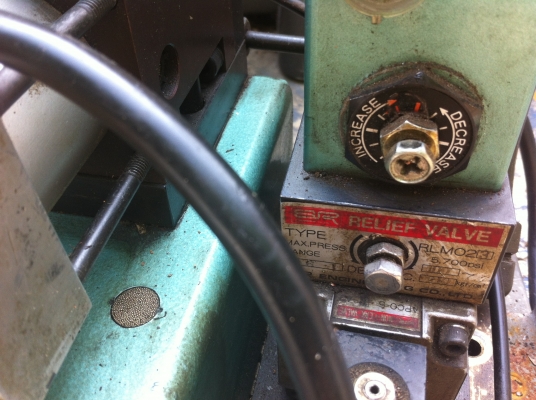 ปั๊มไฮดรอลิกแบบใช้ลมขับ ยี่ห้อ SR  PUMP  ตัวเล็กใช้งานง่าย มีวาล์วไฟฟ้าควบคุมและปรั้บตั้งแรงดันได้ในตัว