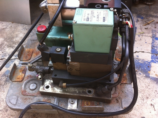 ปั๊มไฮดรอลิกแบบใช้ลมขับ ยี่ห้อ SR  PUMP  ตัวเล็กใช้งานง่าย มีวาล์วไฟฟ้าควบคุมและปรั้บตั้งแรงดันได้ในตัว