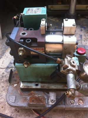 ปั๊มไฮดรอลิกแบบใช้ลมขับ ยี่ห้อ SR  PUMP  ตัวเล็กใช้งานง่าย มีวาล์วไฟฟ้าควบคุมและปรั้บตั้งแรงดันได้ในตัว