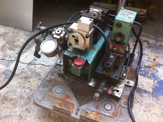 ปั๊มไฮดรอลิกแบบใช้ลมขับ ยี่ห้อ SR  PUMP  ตัวเล็กใช้งานง่าย มีวาล์วไฟฟ้าควบคุมและปรั้บตั้งแรงดันได้ในตัว