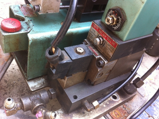 ปั๊มไฮดรอลิกแบบใช้ลมขับ ยี่ห้อ SR  PUMP  ตัวเล็กใช้งานง่าย มีวาล์วไฟฟ้าควบคุมและปรั้บตั้งแรงดันได้ในตัว