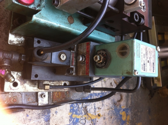 ปั๊มไฮดรอลิกแบบใช้ลมขับ ยี่ห้อ SR  PUMP  ตัวเล็กใช้งานง่าย มีวาล์วไฟฟ้าควบคุมและปรั้บตั้งแรงดันได้ในตัว