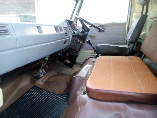 6 ล้อกลาง  HINO  KM779  117 แรงม้า  * ยาว 5.50 ม. *  รถสวยเดิม+สวยจริง  * รถห้างแท้ * เอกสารพร้อมโอน