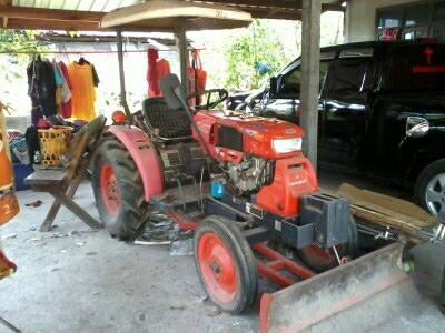 รถไถคูโบต้า 14 แรง  อุปกรณ์ตัวดันหน้าฐานหก  ใช้งานไม่ถึงพันชั่วโมง รถพร้อมใช้งาน