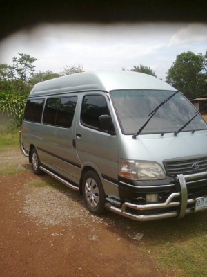 รถตู้โตโยต้าหลังคาสูง