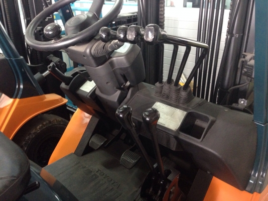 ขายรถถูก โฟล์คลิฟท์ TOYOTA รุ่น 7 FG 25 ติดต่ด  094-4895646