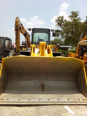 รถตักล้อยาง PCM รุ่น L32