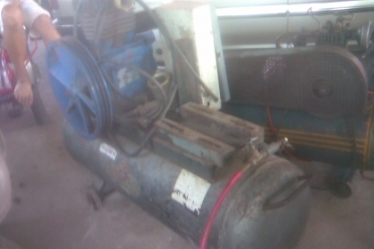 ปั้มลมตัวใหญ่ถังขนาดประมาณ 160-200  ลิตรครับ