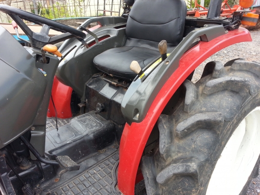 ยันร์ม่า EF352T 4 WD 2 เพลา  ใบมีดหน้า สภาพสวยใช้งานใด้ปรกติ