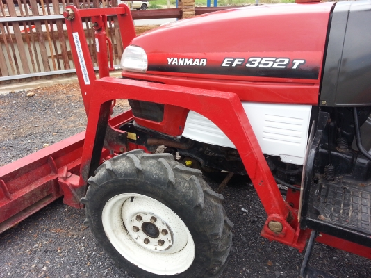 ยันร์ม่า EF352T 4 WD 2 เพลา  ใบมีดหน้า สภาพสวยใช้งานใด้ปรกติ