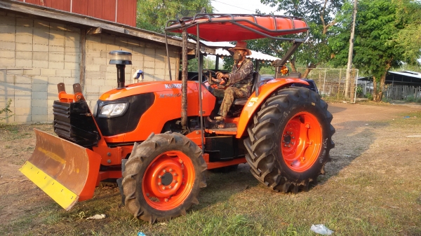 ขายรถไถคูโบต้า M7040 สวยๆครับ มีดันหน้า ผาน3 ผาน7 เอกสารพร้อมโอน