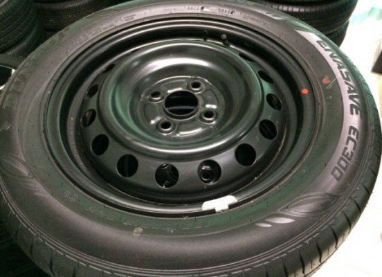 ขายล้อกะทะพร้อมยางป้ายแดง 185 60R 15 ตุ่มหน้ายางมีครบทั้ง 4 เส้น