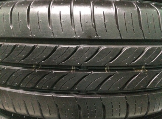 ขายล้อกะทะพร้อมยางป้ายแดง 185 60R 15 ตุ่มหน้ายางมีครบทั้ง 4 เส้น