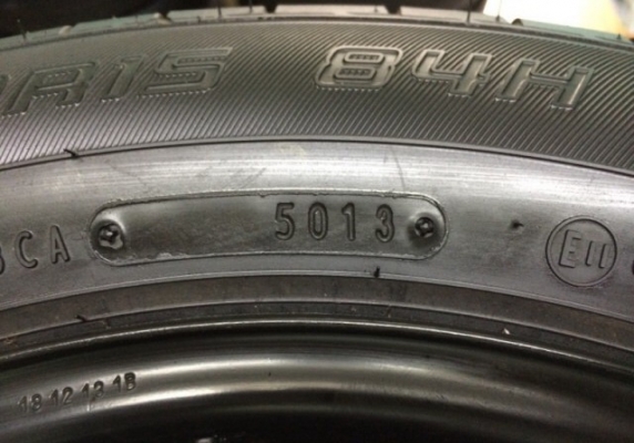 ขายล้อกะทะพร้อมยางป้ายแดง 185 60R 15 ตุ่มหน้ายางมีครบทั้ง 4 เส้น