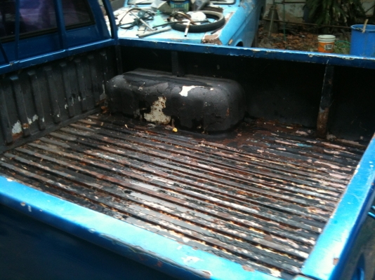 ISUZU KB 4 ประตู รถมือเดียว สีน้ำเงินพอใช้ ของครบ คัสซีดี เครื่องดี พร้อมโอนพร้อมขับ 48,000 บาท