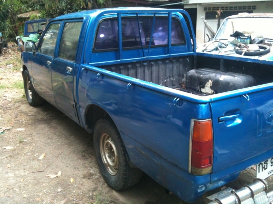 ISUZU KB 4 ประตู รถมือเดียว สีน้ำเงินพอใช้ ของครบ คัสซีดี เครื่องดี พร้อมโอนพร้อมขับ 48,000 บาท