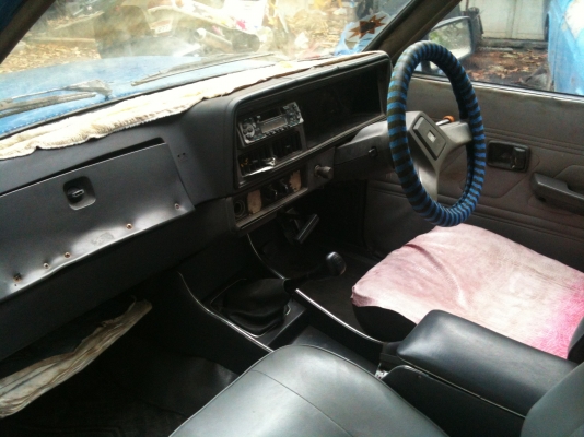 ISUZU KB 4 ประตู รถมือเดียว สีน้ำเงินพอใช้ ของครบ คัสซีดี เครื่องดี พร้อมโอนพร้อมขับ 48,000 บาท