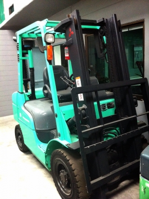 ขายถูก รถฟอร์คลิฟท์ MITSUBICHI 2.5 ตัน เสา 3 เมตร  M/T ปี 1991 (นำเข้าแท้แน่นอน)  สภาพ 80\% ติดต่อ  คุณเบียร์  094-4895646