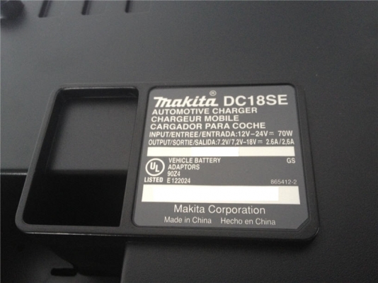 แท่นชาร์จบนรถยนต์ (12V) Makita DC18SE สำหรับชาร์จแบ็ต 7.2-18V