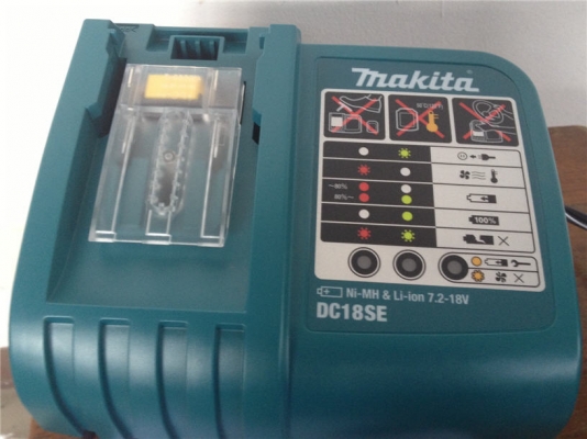 แท่นชาร์จบนรถยนต์ (12V) Makita DC18SE สำหรับชาร์จแบ็ต 7.2-18V