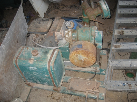 เครื่องปั่นไฟ  มีหลายรุ่นหลายขนาด  ของประมูลรวมๆหลายอย่าง